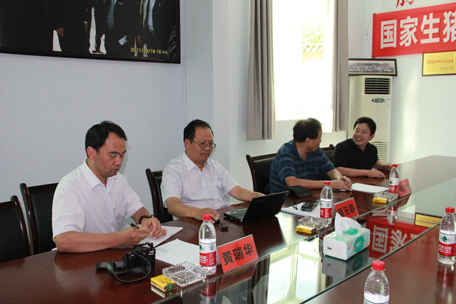 國家生豬遺傳改良計劃專家組《楊公社、潘玉春、黃瑞華》到重慶69指導(dǎo)工作